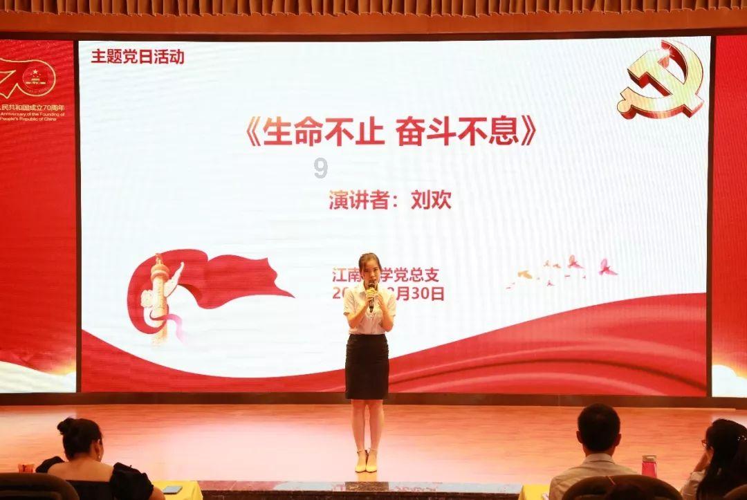 可爱小猫向上跳
